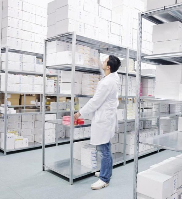 bảo quản thuốc bằng kệ chứa hàng